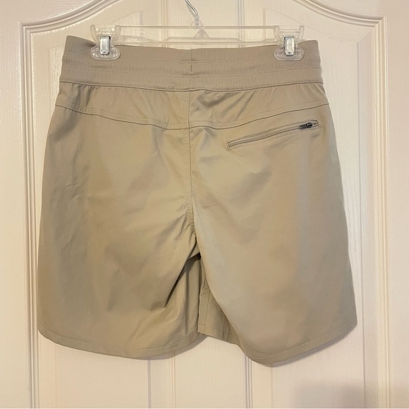 The North Face Aphrodite‎ Motion Beige Bermuda Shorts Small NWT - Picture 3 of 8